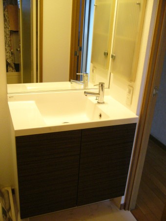 コンパクトに収まる洗面化粧台 INAXエスタ コンパクトに収まる洗面化粧台 INAXエスタ